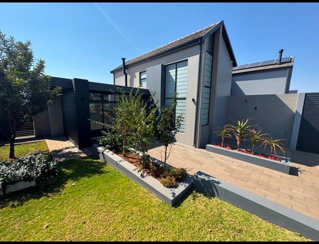 4 BEDROOM HOUSE FOR SALE IN MIDSTREAM HEIGHTS